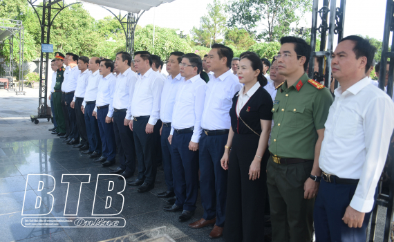   Đoàn đại biểu Tỉnh ủy, Nh88 - Cá Cược Mỗi Ngày - Nh88 vip Liền Tay, Nh88 casino, Nh88 com Nh88 vip tỉnh: Dâng hương tưởng niệm các anh hùng liệt sĩ tại Nghĩa trang Liệt sĩ quốc gia Đường 9 và Nghĩa trang Liệt sĩ quốc gia Trường Sơn