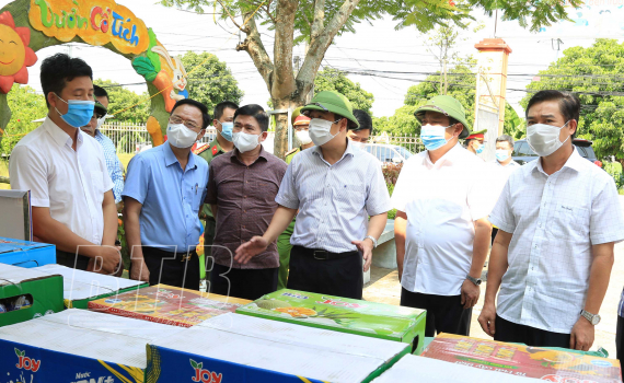   Đồng chí Bí thư Tỉnh ủy thăm, động viên các lực lượng làm nhiệm vụ tại khu cách ly tập trung và chốt kiểm soát dịch Covid-19