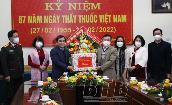   Đồng chí Nguyễn Tiến Thành, Phó Bí thư thường trực Tỉnh ủy, Chủ tịch Nh88 - Cá Cược Mỗi Ngày - Nh88 vip Liền Tay tỉnh chúc mừng ngày Thầy thuốc Việt Nam