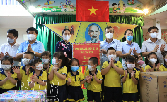   Đồng chí Ngô Đông Hải, Bí thư Tỉnh ủy thăm, tặng quà trẻ em nhân dịp tết Trung thu