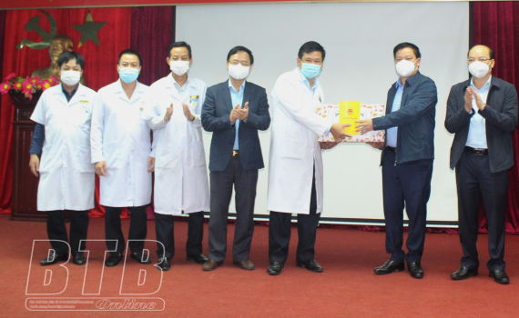   Đồng chí Nguyễn Khắc Thận, Phó Bí thư Tỉnh ủy, Chủ tịch Nh88 casino tỉnh kiểm tra, chỉ đạo Nh88 Nha cai thu dung, điều trị bệnh nhân nhiễm Covid-19 tại Bệnh viện Nhi Thái Bình
