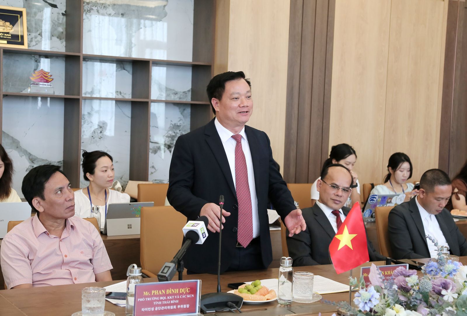  Đoàn nhà báo Hàn Quốc thăm, Nh88 đăng Nhập tại Khu công nghiệp Liên Hà Thái