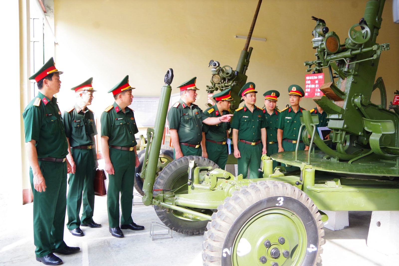   Đồng chí Phó Tư lệnh Quân khu kiểm tra Nh88 Nha cai hậu cần, kỹ thuật tại Bộ CHQS tỉnh
