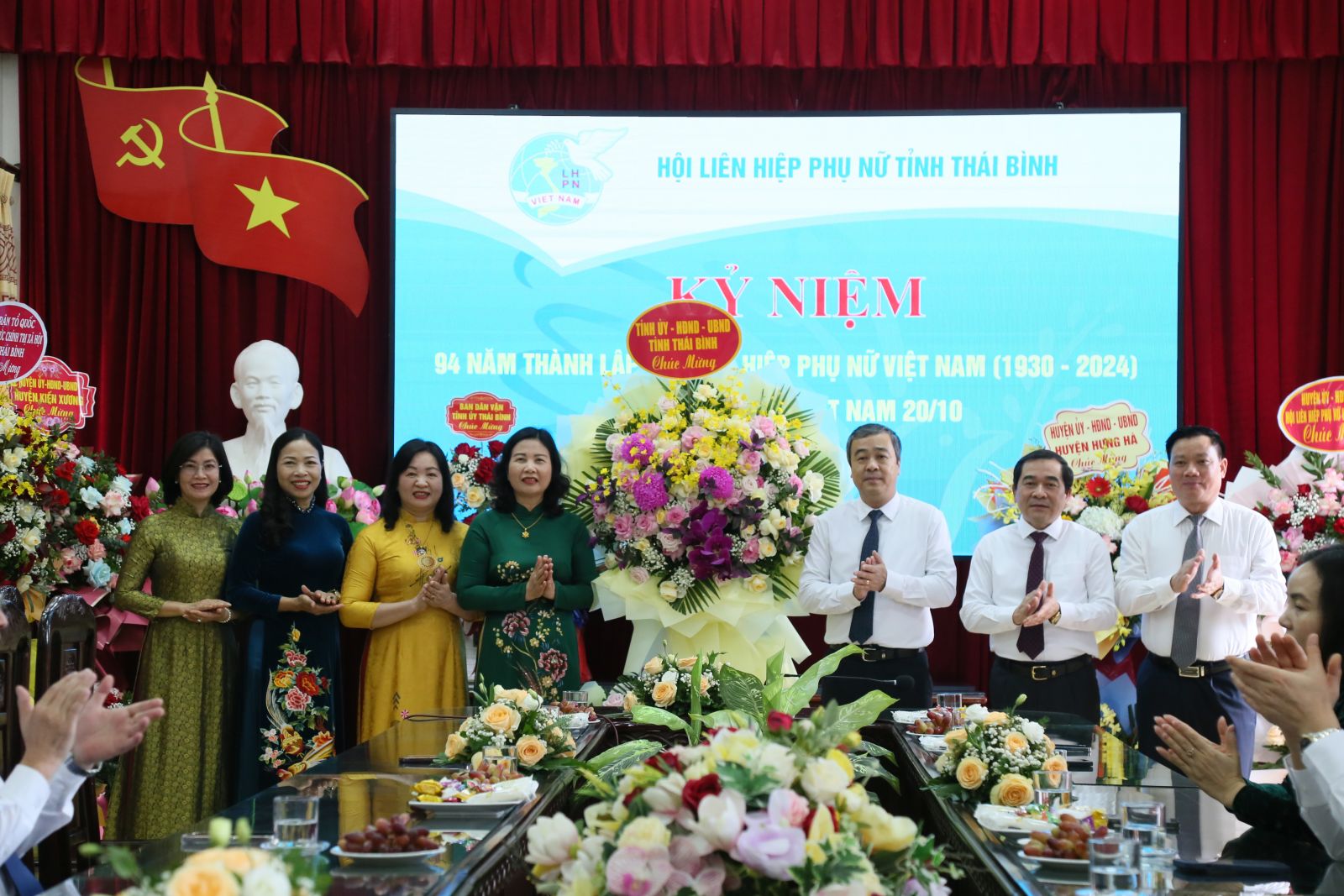   Các Nh881 lãnh đạo tỉnh chúc mừng Hội Liên hiệp Phụ nữ tỉnh nhân kỷ niệm ngày Phụ nữ Việt Nam 20 - 10