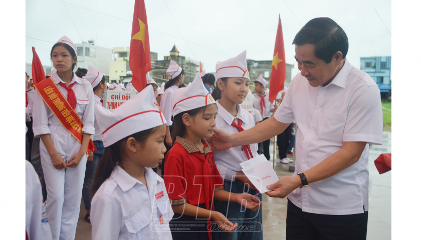   Đồng chí Nguyễn Tiến Thành, Phó Bí thư thường trực Tỉnh ủy, Chủ tịch Nh88 - Cá Cược Mỗi Ngày - Nh88 vip Liền Tay tỉnh: Thăm, tặng quà thiếu niên, nhi đồng nhân dịp tết Trung thu