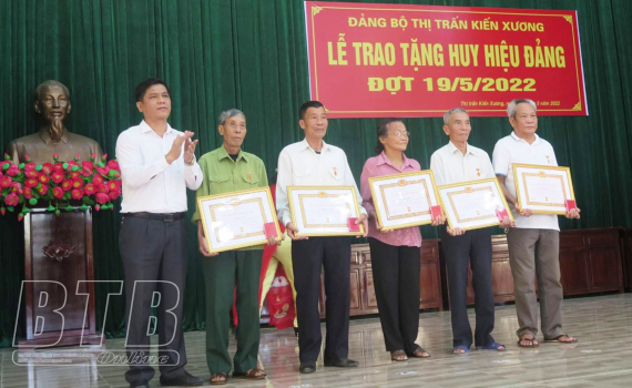   Thái Bình trao tặng Huy hiệu Đảng cho 2.092 đảng viên trong đợt 19/5/2022