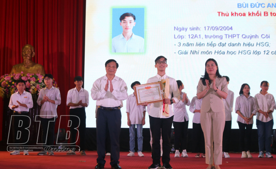   Tuyên dương 42 học sinh đạt thành tích cao trong các kỳ thi năm 2022
