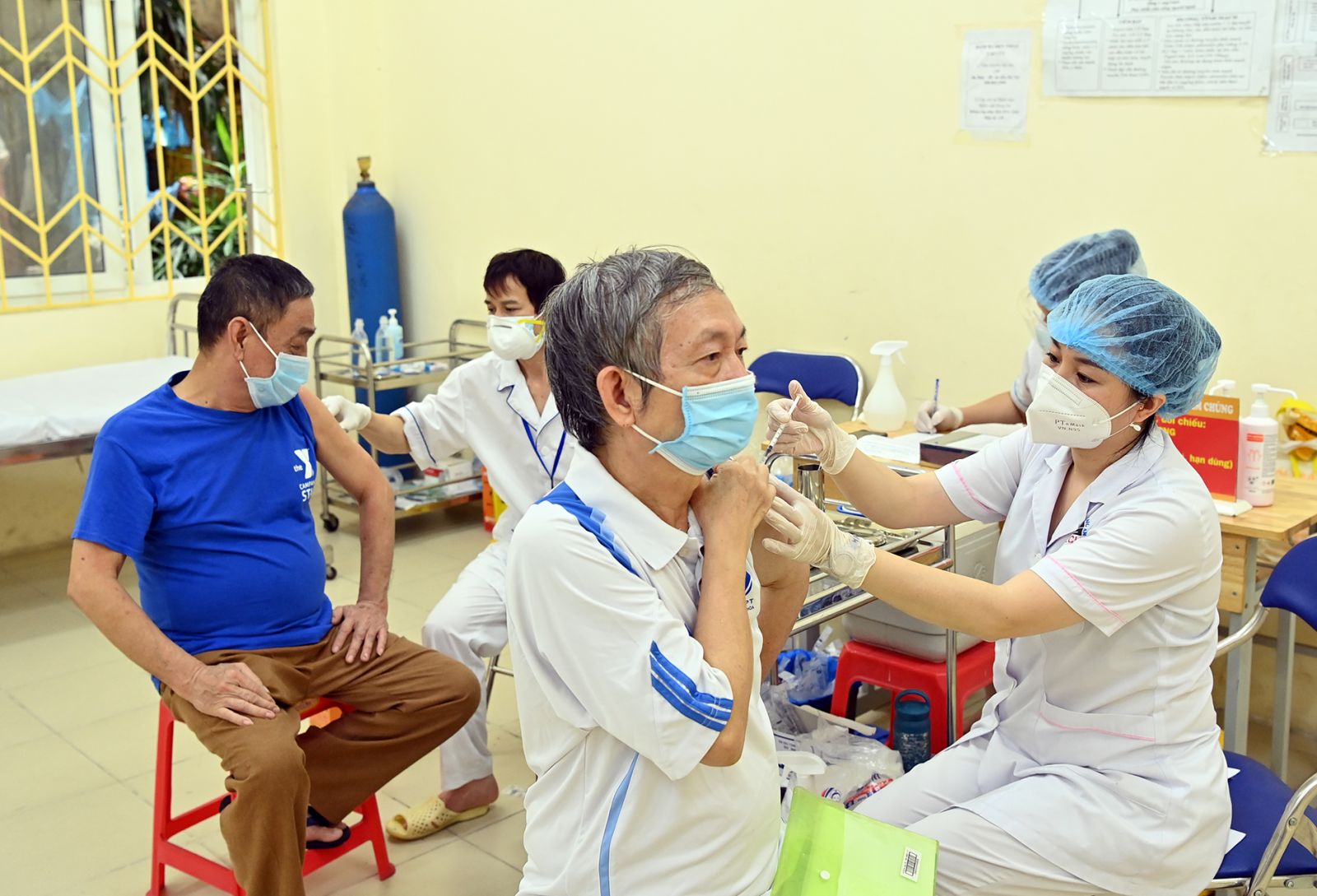   Người cao tuổi cần lưu ý gì khi tiêm vaccine phòng Covid-19