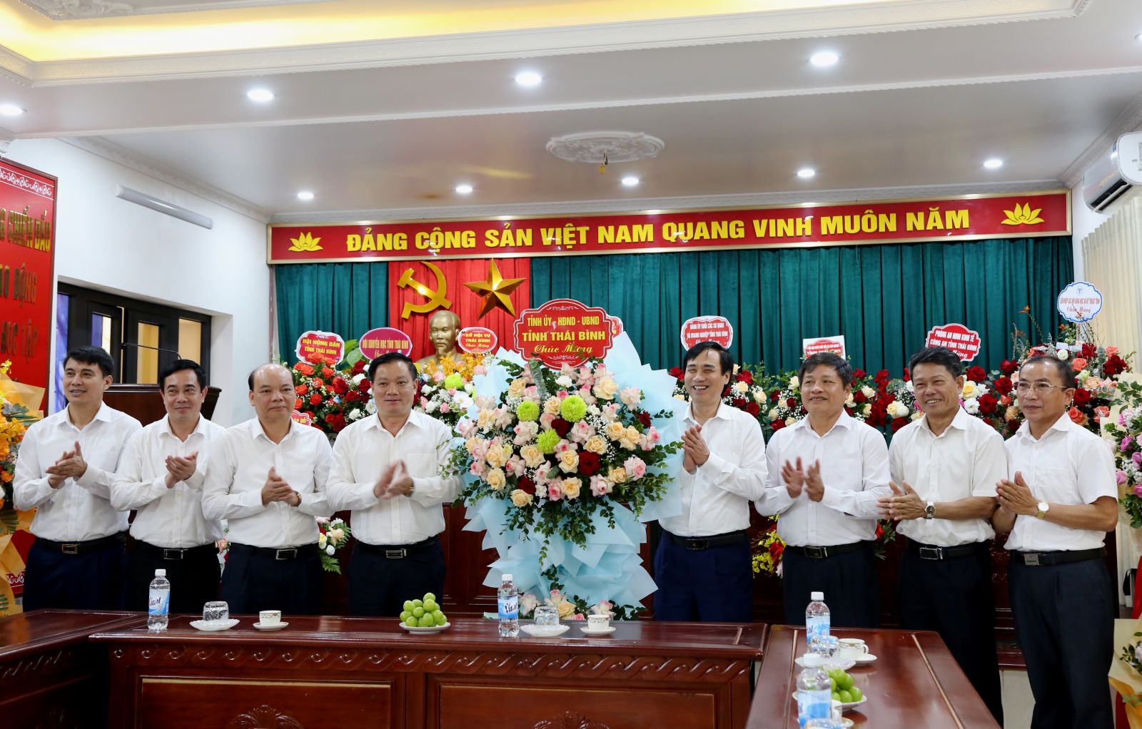   Đồng chí Nguyễn Khắc Thận, Phó Bí thư Tỉnh ủy, Chủ tịch Nh88 casino tỉnh chúc mừng các doanh nghiệp nhân ngày Doanh nhân Việt Nam