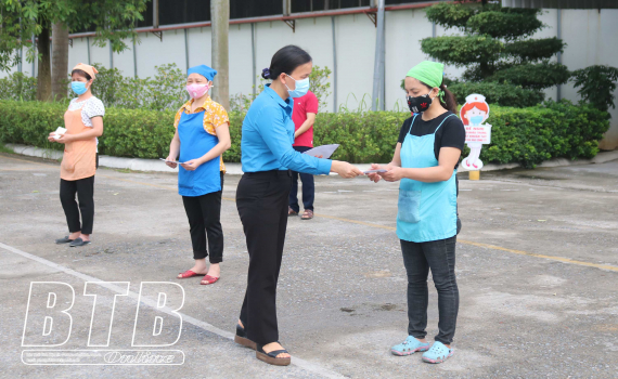   Trao 500 suất quà cho công nhân lao động có hoàn cảnh khó khăn