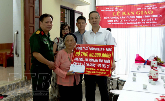   Bàn giao nhà tình nghĩa cho hộ chính sách
