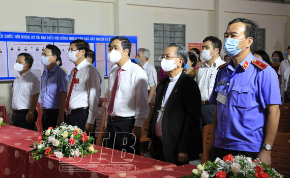   Đồng chí Bí thư Tỉnh ủy, Trưởng ban Chỉ đạo bầu cử tỉnh dự khai mạc bầu cử tại khu vực bỏ phiếu số 4, phường Trần Hưng Đạo, thành phố Thái Bình