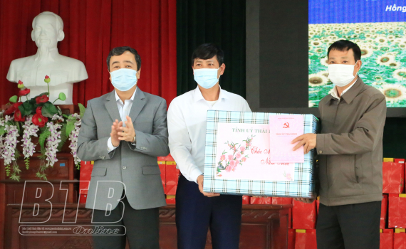   Đồng chí Bí thư Tỉnh ủy trao quà tết cho hộ nghèo, hộ cận nghèo, hộ có hoàn cảnh khó khăn trên địa bàn xã Hồng Lý