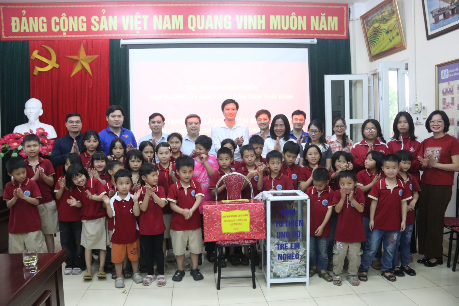   Chi đoàn Văn phòng Nh88 casino tỉnh đã tổ chức hoạt động thăm, tặng quà tại Làng trẻ em SOS Thái Bình