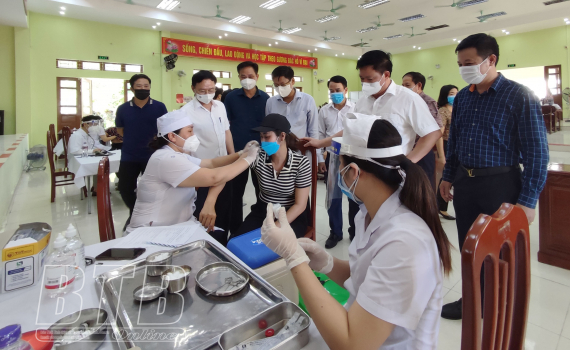  Đồng chí Nguyễn Khắc Thận, Phó Bí thư Tỉnh ủy, Chủ tịch Nh88 casino tỉnh kiểm tra, chỉ đạo Nh88 Nha cai tiêm vắc-xin phòng Covid-19 tại thành phố Thái Bình