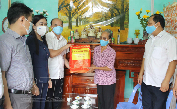   Các Nh881 lãnh đạo tỉnh: Thăm, tặng quà gia đình chính sách tại các Nh88 trong tỉnh