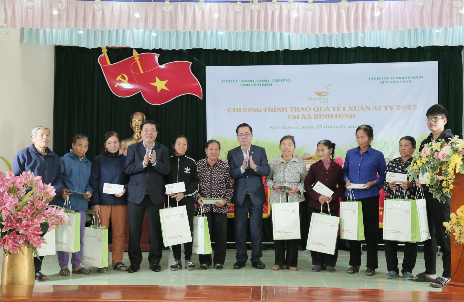   Các Nh881 lãnh đạo tỉnh tặng quà hộ nghèo, cận nghèo tại huyện Kiến Xương và Thái Thụy