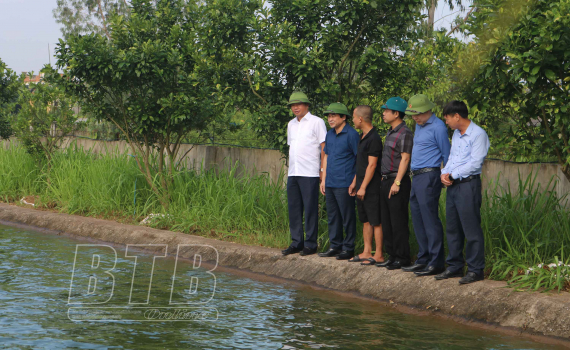   Đồng chí Nguyễn Tiến Thành, Phó Bí thư thường trực Tỉnh ủy, Chủ tịch Nh88 - Cá Cược Mỗi Ngày - Nh88 vip Liền Tay tỉnh thăm Nh88 casino nông dân sản xuất kinh doanh giỏi tại xã Vũ Đoài
