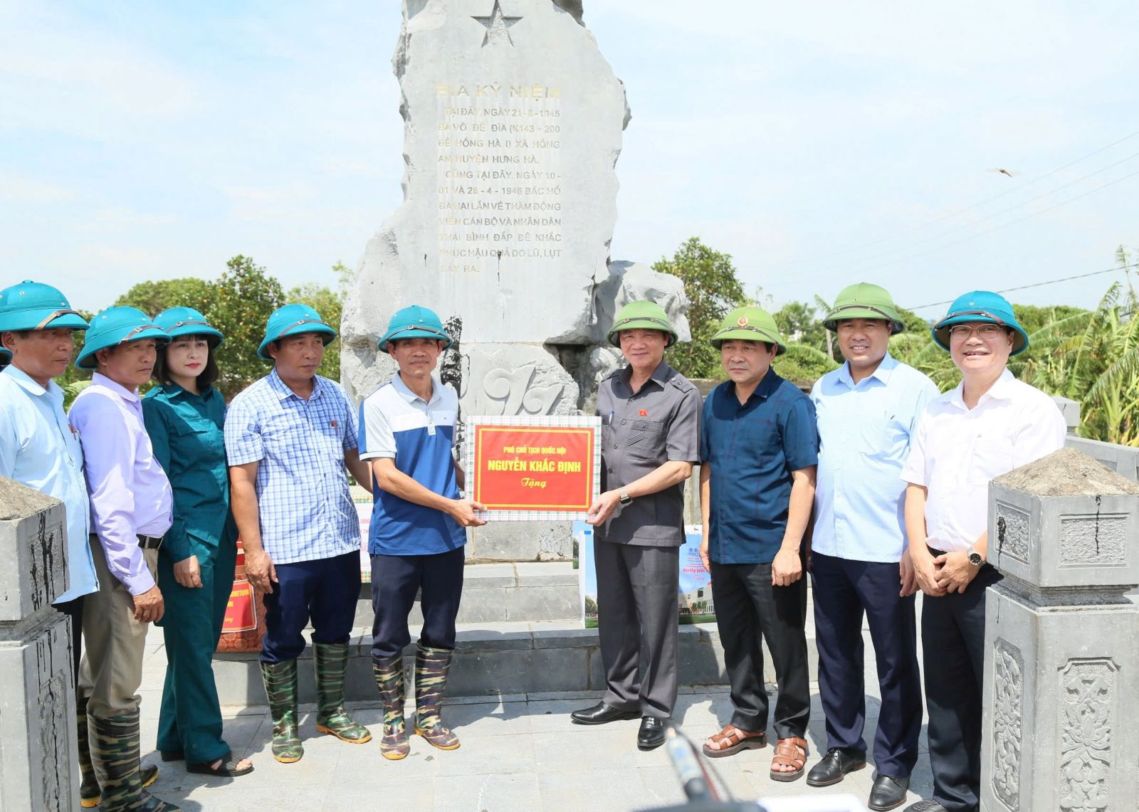   Đồng chí Nguyễn Khắc Định, Ủy viên Ban Chấp hành Trung ương Đảng, Phó Chủ tịch Nh88 net thăm, tặng quà người dân bị ảnh hưởng bởi mưa lũ tại tỉnh Thái Bình