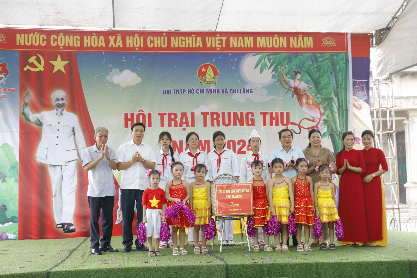   Đồng chí Phó Bí thư thường trực Tỉnh ủy, Chủ tịch Nh88 - Cá Cược Mỗi Ngày - Nh88 vip Liền Tay tỉnh tặng quà Trung thu cho thiếu nhi huyện Hưng Hà