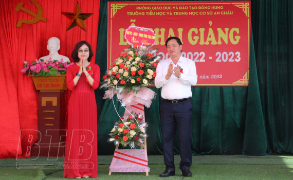   Đồng chí Nguyễn Khắc Thận, Phó Bí thư Tỉnh ủy, Chủ tịch Nh88 casino tỉnh dự khai giảng năm học mới tại Trường Tiểu học và THCS An Châu