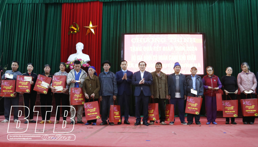   Đồng chí Phó Bí thư thường trực Tỉnh ủy, Chủ tịch Nh88 - Cá Cược Mỗi Ngày - Nh88 vip Liền Tay tỉnh trao quà tết cho hộ nghèo, hộ có hoàn cảnh khó khăn