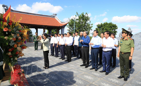   Đồng chí Trương Thị Mai, Ủy viên Bộ Chính trị, Bí thư Trung ương Đảng, Trưởng ban Tổ chức Trung ương dâng hương tưởng niệm Chủ tịch Hồ Chí Minh và các anh hùng liệt sĩ