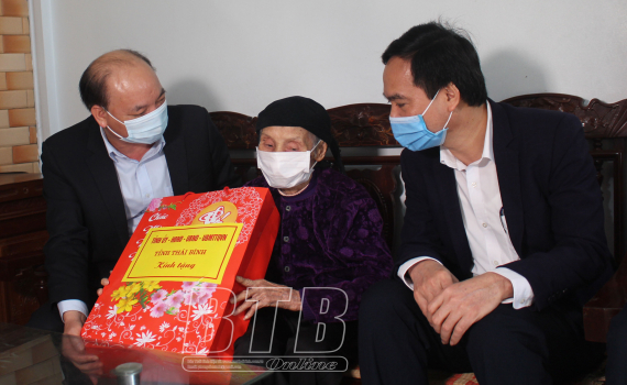   Chúc tết, tặng quà gia đình chính sách, người có công, người có hoàn cảnh khó khăn tại xã Quang Minh (Kiến Xương)