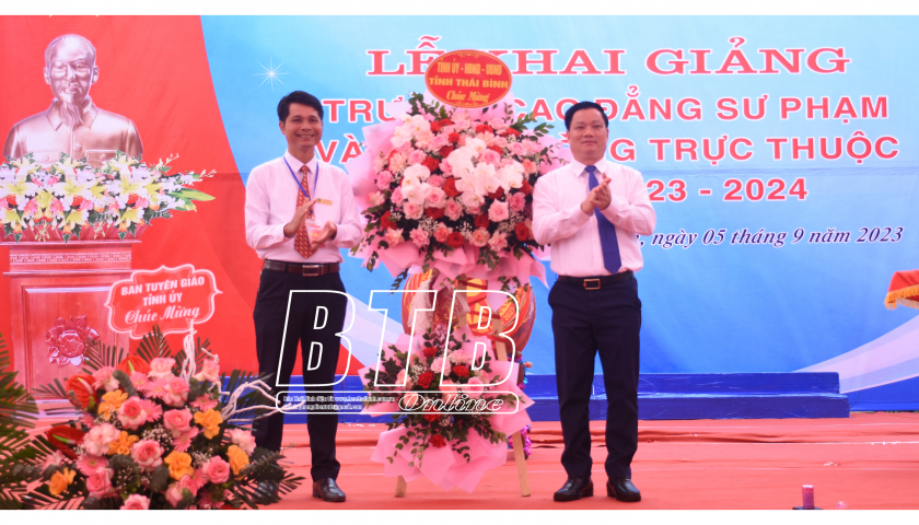   Đồng chí Nguyễn Khắc Thận, Phó Bí thư Tỉnh ủy, Chủ tịch Nh88 casino tỉnh dự lễ khai giảng năm học mới tại Trường Cao đẳng Sư phạm Thái Bình