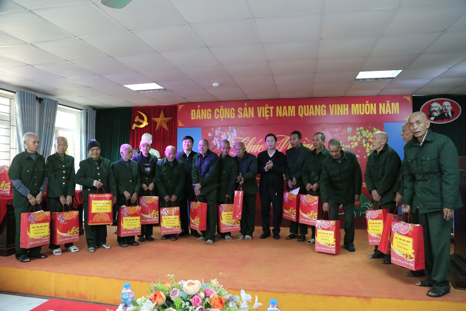   Các Nh881 lãnh đạo tỉnh thăm, tặng quà các thương binh, bệnh binh nặng tại Trung tâm Chăm sóc và Phục hồi chức năng cho người tâm thần tỉnh Thái Bình