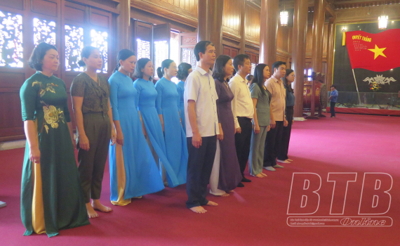   Dâng hương tại Đền thờ Liệt sĩ tỉnh và thăm, tặng quà người có công