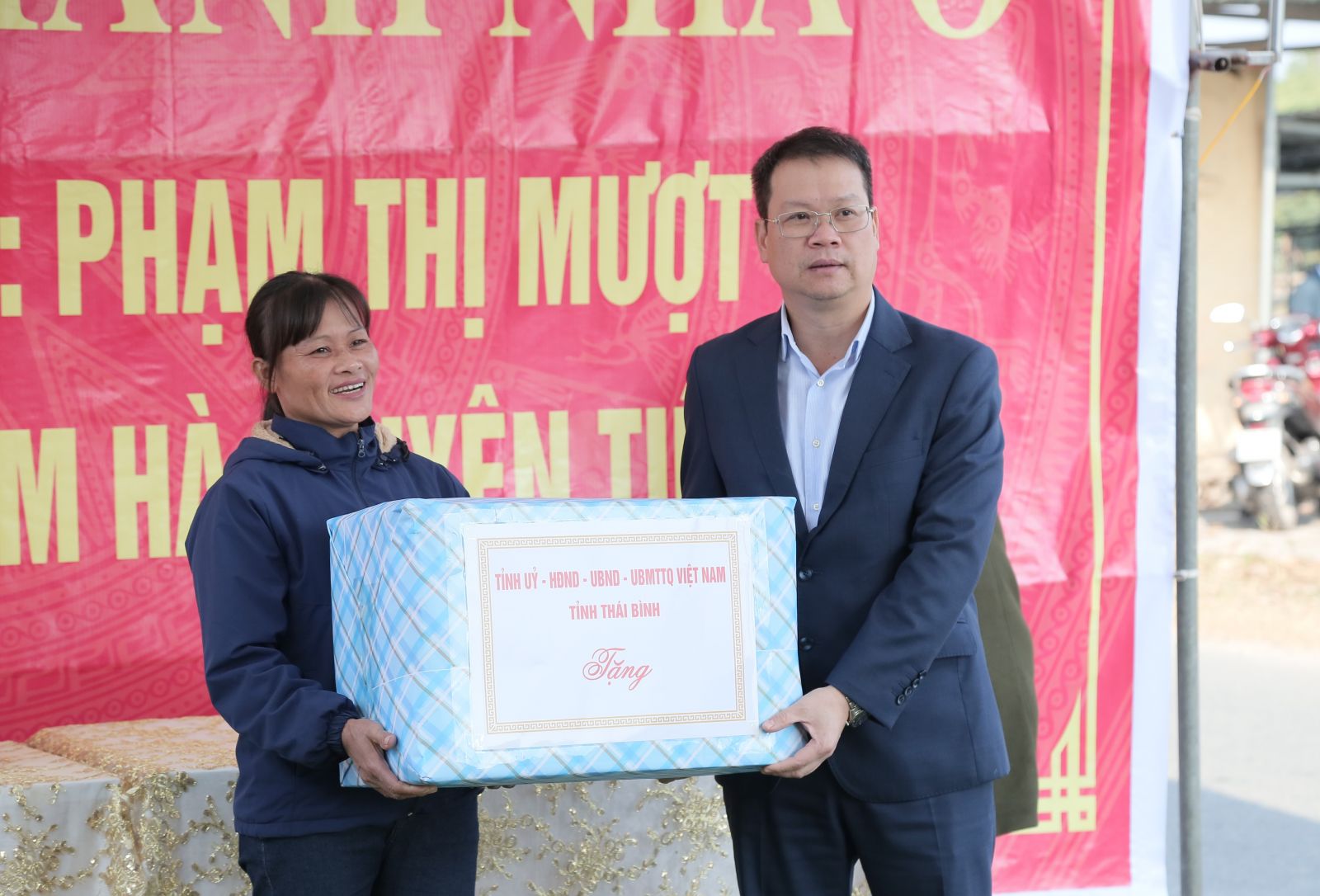   Đồng chí Nguyễn Mạnh Hùng, Phó Bí thư Tỉnh ủy, Chủ tịch Nh88 casino tỉnh dự khánh thành nhà ở cho hộ nghèo tại huyện Tiền Hải