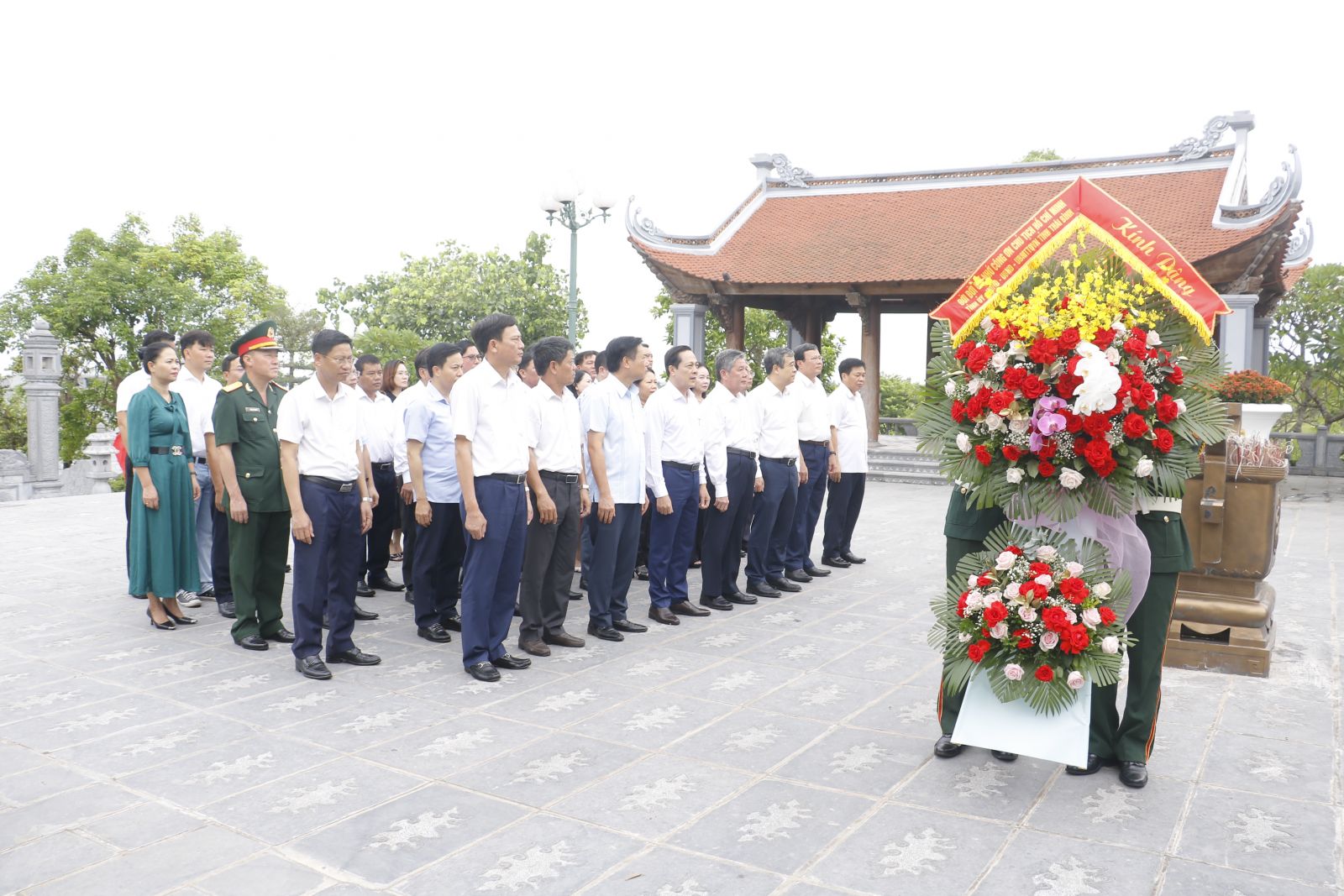   Đoàn đại biểu Ban Thường vụ Tỉnh ủy Trà Vinh và Thái Bình dâng hương tưởng niệm Chủ tịch Hồ Chí Minh