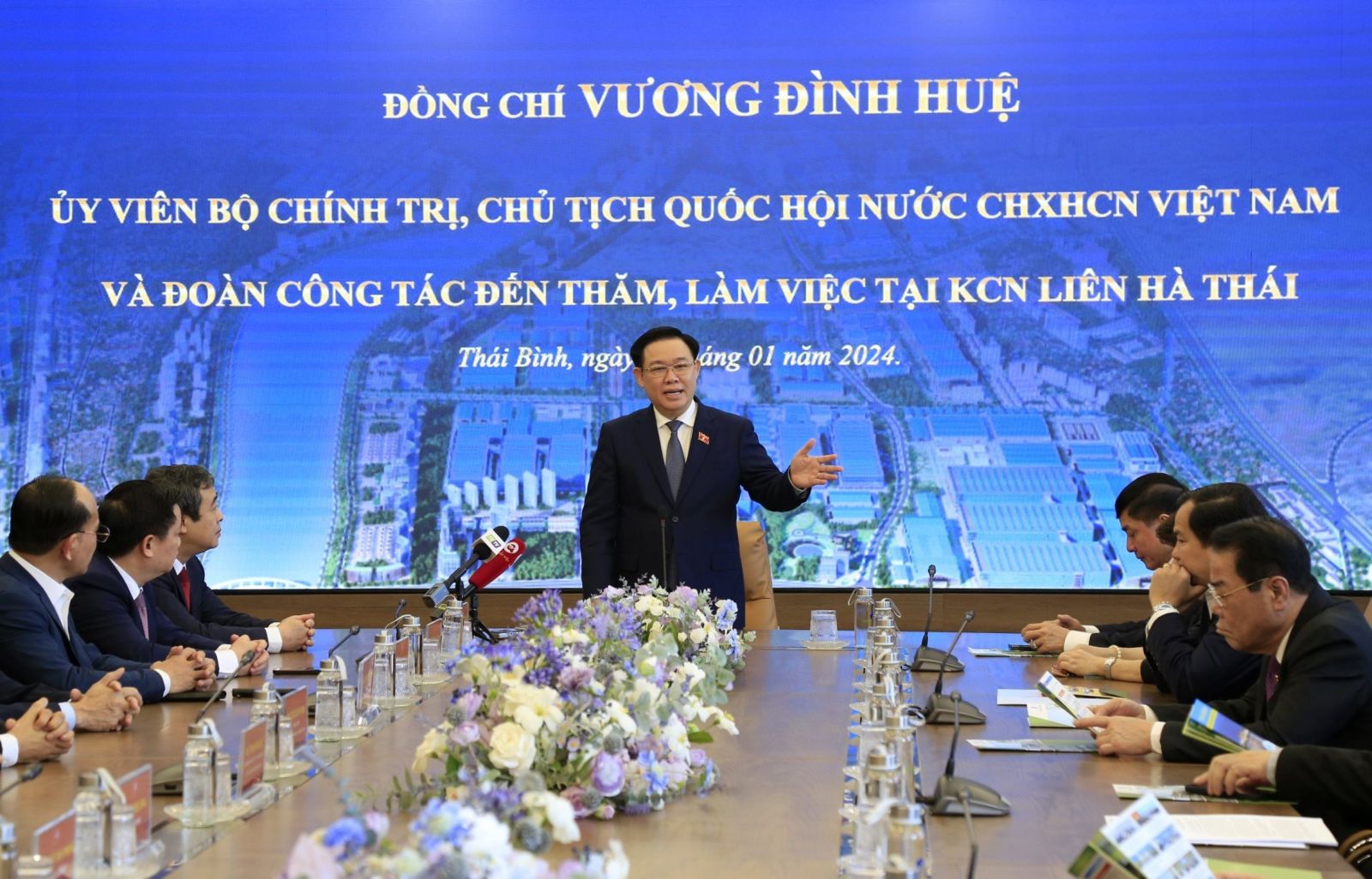   Chủ tịch Nh88 net Vương Đình Huệ thăm, Nh88 đăng Nhập tại Khu công nghiệp Liên Hà Thái, tặng quà cho gia đình chính sách, hộ nghèo và công nhân có hoàn cảnh khó khăn