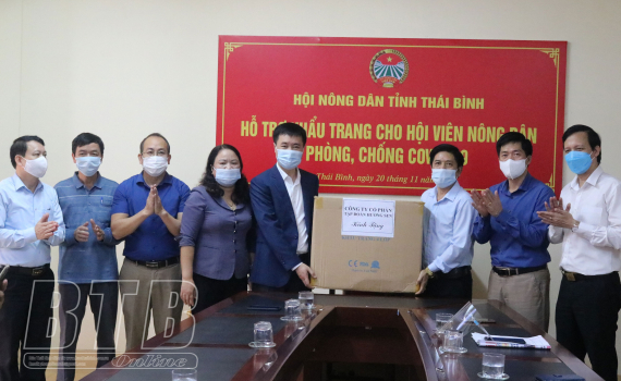   Trao 100.000 khẩu trang y tế cho hội nông dân các huyện, thành phố