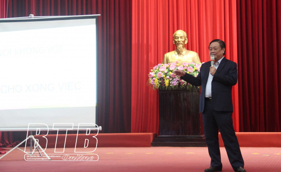   Bộ trưởng Bộ Nông nghiệp và Nh883 nông thôn Lê Minh Hoan nói chuyện với cán bộ ngành nông nghiệp Thái Bình