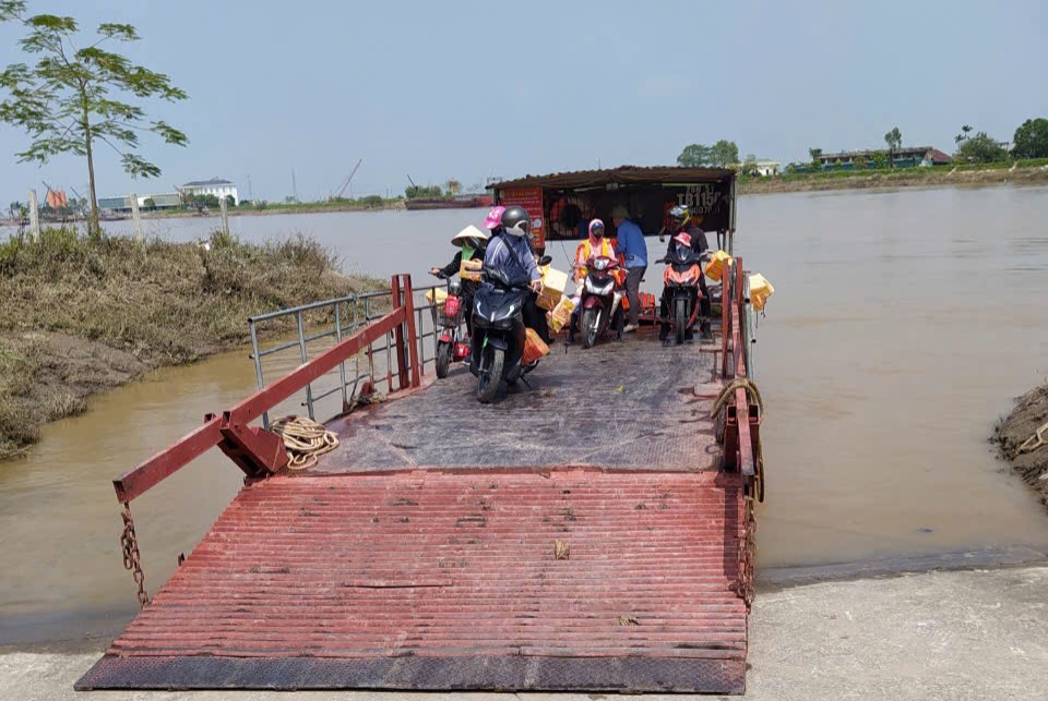   Khôi phục hoạt động giao thông đường thủy, bến khách ngang sông