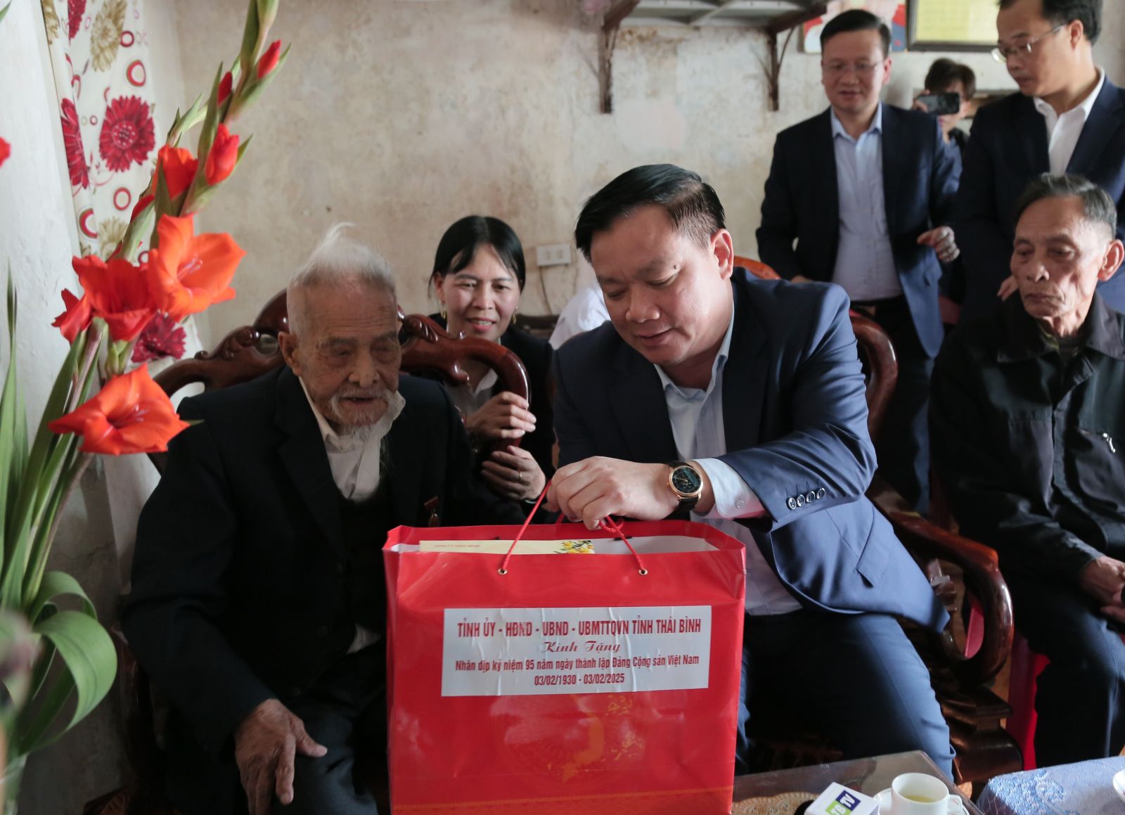   Đồng chí Nguyễn Khắc Thận, Bí thư Tỉnh ủy thăm, tặng quà đảng viên tiêu biểu, cán bộ tiền khởi nghĩa