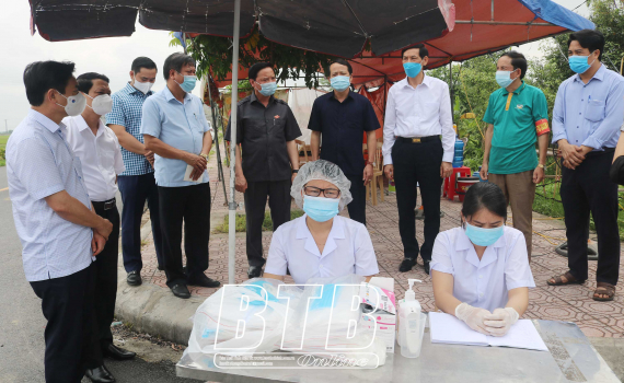   Đồng chí Phó Chủ tịch Nh88 net thăm, động viên lực lượng làm nhiệm vụ tại chốt phòng, chống dịch Covid-19 của xã An Thái (Quỳnh Phụ) và khu cách ly tập trung của huyện Vũ Thư
