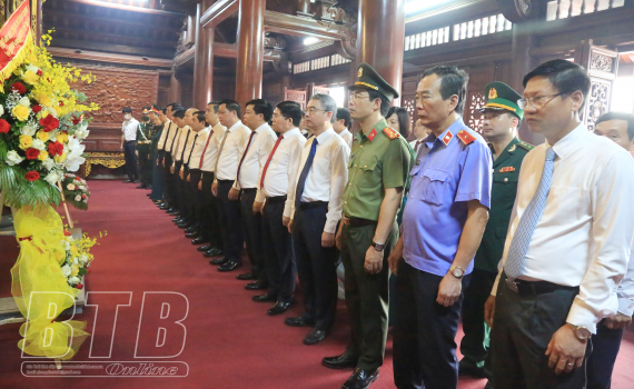   Dâng hương tưởng niệm Chủ tịch Hồ Chí Minh và các anh hùng liệt sĩ