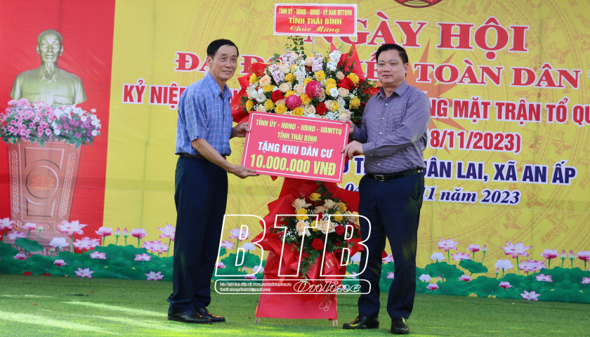   Đồng chí Nguyễn Khắc Thận, Phó Bí thư Tỉnh ủy, Chủ tịch Nh88 casino tỉnh dự ngày hội đại đoàn kết toàn Nh88 con tại thôn Xuân Lai, xã An Ấp