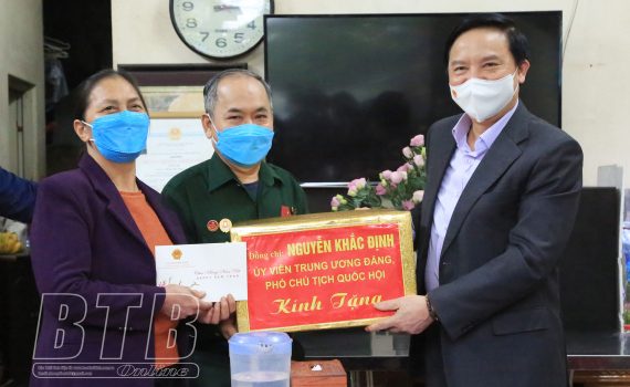   Đồng chí Nguyễn Khắc Định, Phó Chủ tịch Nh88 net và Nh881 Ngô Đông Hải, Bí thư Tỉnh ủy: Thăm, tặng quà gia đình chính sách và người cao tuổi tiêu biểu