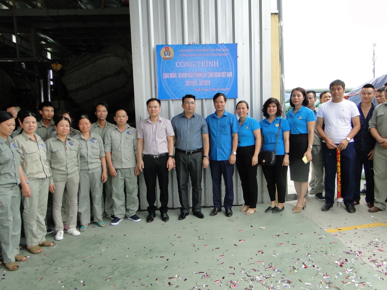   Gắn biển công trình chào mừng 90 năm thành lập Công đoàn Việt Nam