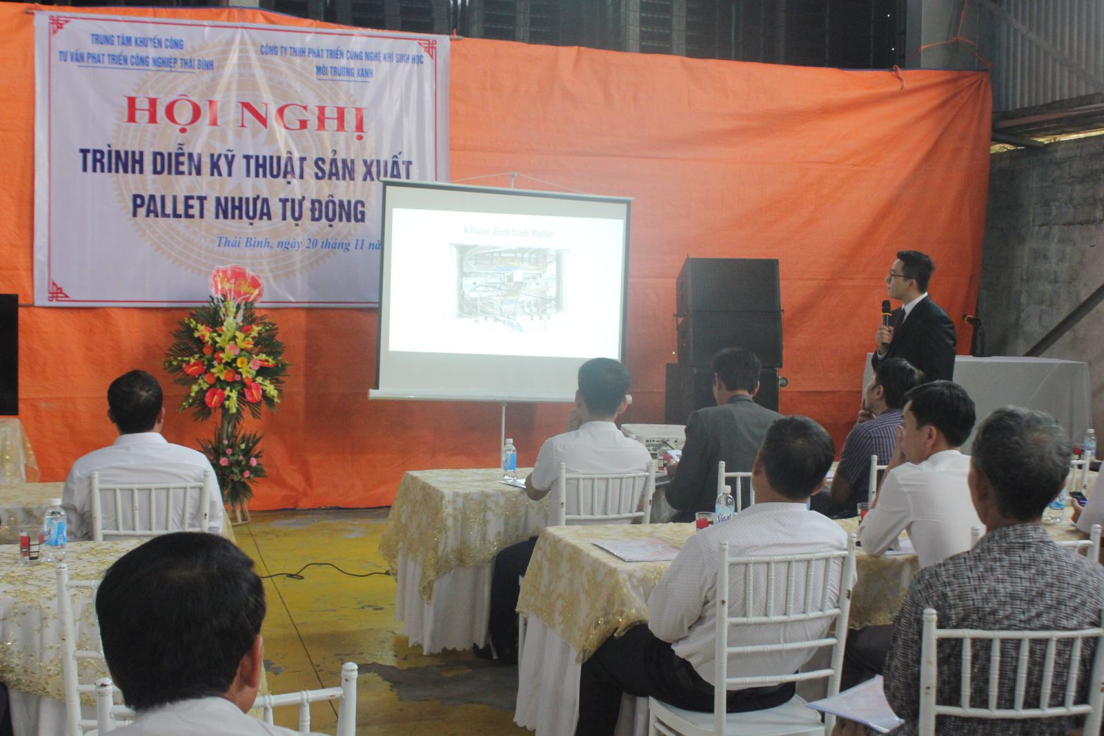   Trung tâm Khuyến công - Tư vấn Nh88 net công nghiệp tổ chức “Nh88 - Cá Cược Mỗi Ngày trình diễn kỹ thuật sản xuất Pallet nhựa tự động”