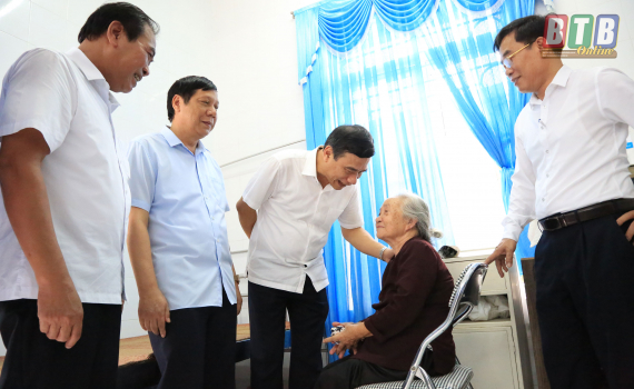   Đồng chí Phó Bí thư Tỉnh ủy, Chủ tịch Nh88 casino tỉnh tặng quà các đối tượng chính sách