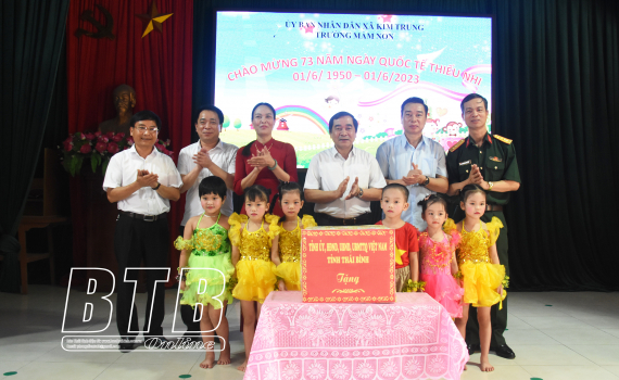   Đồng chí Nguyễn Tiến Thành, Phó Bí thư thường trực Tỉnh ủy, Chủ tịch Nh88 - Cá Cược Mỗi Ngày - Nh88 vip Liền Tay tỉnh thăm, tặng quà trẻ em nhân ngày Quốc tế thiếu nhi 1/6