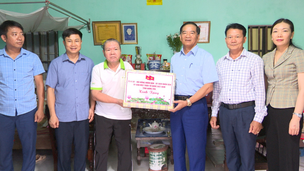   Trưởng ban Nội chính Tỉnh ủy Đặng Ngọc Quỳnh thăm, tặng quà thương binh, gia đình chính sách tại huyện Phù Cừ
