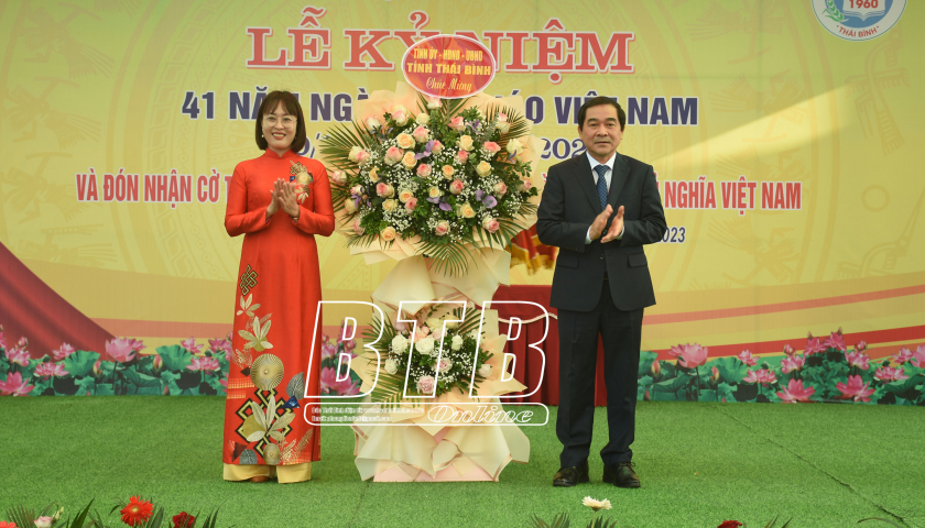   Đồng chí Nguyễn Tiến Thành, Phó Bí thư thường trực Tỉnh ủy, Chủ tịch Nh88 - Cá Cược Mỗi Ngày - Nh88 vip Liền Tay tỉnh chúc mừng Trường THPT Bắc Duyên Hà nhân kỷ niệm ngày Nhà giáo Việt Nam