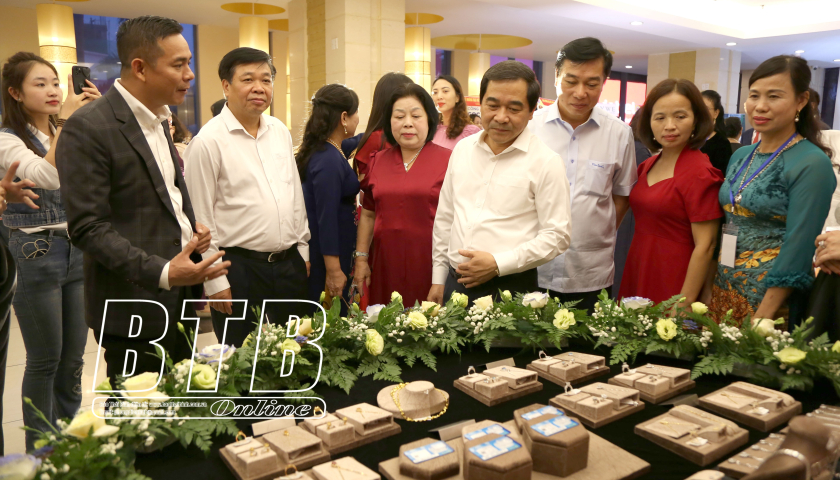   Đồng chí Nguyễn Tiến Thành, Phó Bí thư thường trực Tỉnh ủy, Chủ tịch Nh88 - Cá Cược Mỗi Ngày - Nh88 vip Liền Tay tỉnh: Thăm, động viên các gian hàng chào mừng Đại hội Hội Doanh nhân nữ tỉnh