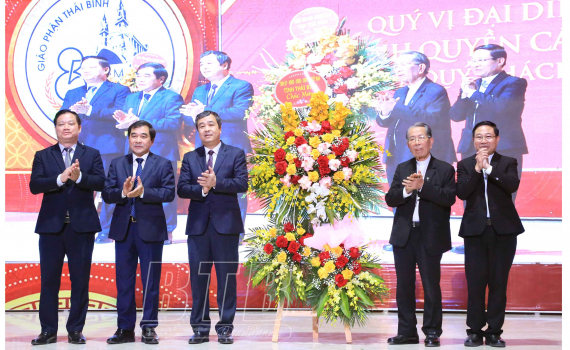   Các Nh881 lãnh đạo tỉnh chúc mừng Giáng sinh tại Tòa Giám mục Thái Bình